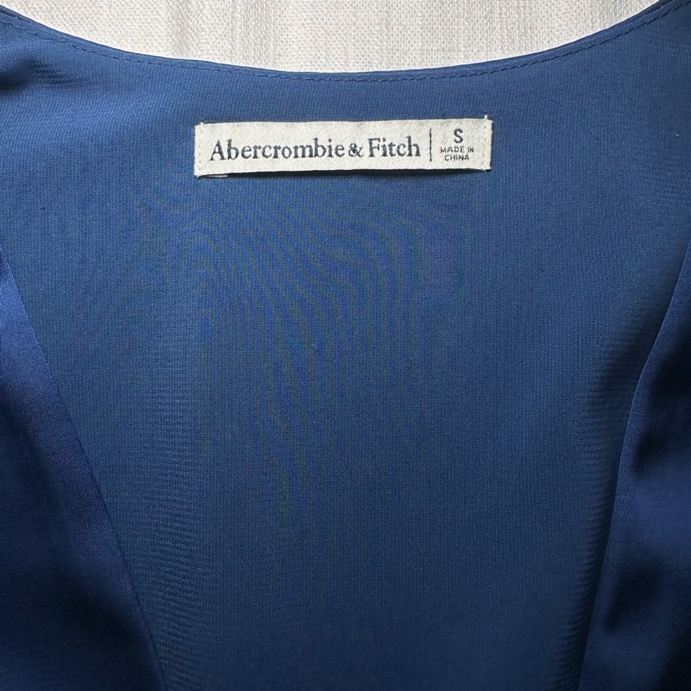Abercrombie & Fitch Cropped Satin Plunge Navy Blouse - Picture 7 of 15